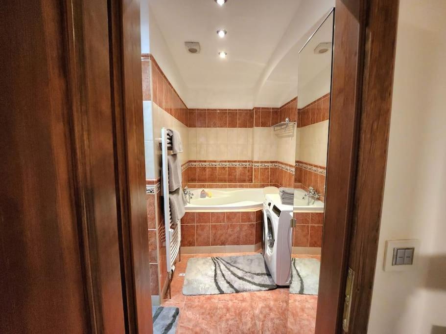Spacious Apartment 6Min From The Dancing House Praga Esterno foto