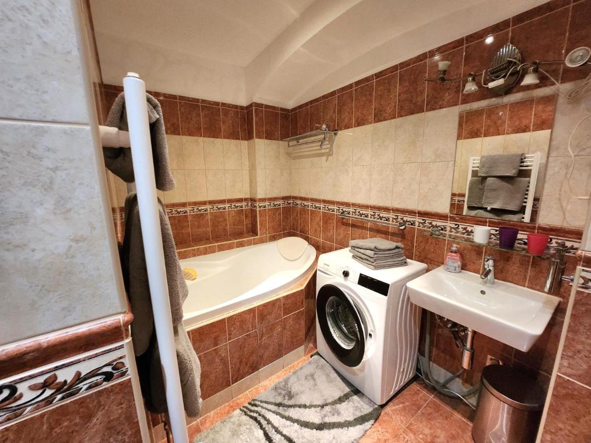 Spacious Apartment 6Min From The Dancing House Praga Esterno foto